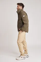 Pantalón chino color beige, de corte recto y tiro medio.