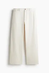 Pantalón de sarga de algodón color beige, de corte relajado y silueta recta con bolsillos al bies y cierre frontal con botón.