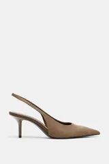 Zapato destalonado de tacón medio fino, con diseño en punta y tira trasera elástica.
