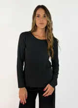 Remera de manga larga color negro, con cuello redondo y diseño básico de corte recto.