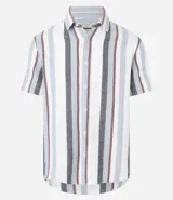 Camisa de hombre de manga corta con cuello tradicional y abotonado frontal. Presenta un tejido texturizado con un patrón de rayas verticales en tonos beige, blanco y marrón claro.