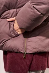 Campera puffer color lila con cierre frontal y cuello alto.