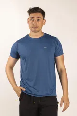 Remera deportiva azul de poliéster con tecnología dry fit y logo pequeño en el pecho.