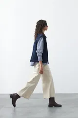 Pantalón wide leg negro de algodón con elastano, de tiro alto y caída recta. Presenta pespuntes a contratono.