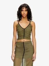 Top color verde militar con tirantes finos negros y detalle de cinta negra en el escote y centro del top. El tejido está fruncido all-over y tiene hebillas en los tirantes para regular el fit.