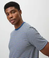 Remera de hombre marca Marfinno confeccionada en algodón peruano, con diseño de rayas horizontales, cuello redondo azul en contraste y mangas cortas.