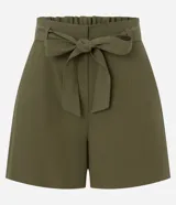 Short color verde militar, de corte sastrero y tiro alto, con lazo en la cintura.