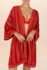 Kimono corto rojo con estampado de cadenas doradas, mangas amplias y cinturón a juego.