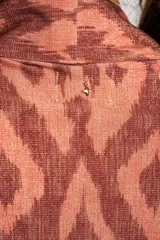 Kimono de viscosa color cobre con estampado geométrico abstracto en tonos marrones y destellos metalizados, de mangas 3/4 y diseño fluido y abierto.