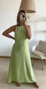 Vestido largo verde lima con breteles finos y textura plumetie.