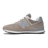 Championes urbanos New Balance modelo 574 Core, color gris con detalles en blanco, confeccionados en gamuza y malla, con logo "N" característico en los laterales y entresuela ENCAP.