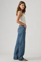 Jeans tiro bajo de corte recto, color azul con lavado medio, estilo clásico de cinco bolsillos y presillas para cinturón.