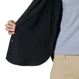 Camisa de manga larga Columbia modelo Silver Ridge Utility, color negro, con bolsillos en el pecho y cierre frontal con botones.
