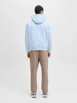 Pantalón de jogging color marrón claro, de algodón y poliéster reciclado, con cintura elástica ajustable con cordón, corte relajado y logo bordado en blanco.