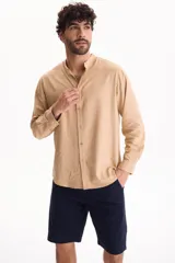 Bermuda de gabardina con spandex estilo chino color negro, con bolsillos laterales y traseros.