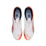 Championes de fútbol Puma Ultra 5 Play FG/AG, color blanco con detalles en naranja y negro. Diseño aerodinámico con suela de tapones para césped natural y artificial.