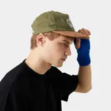 Gorra de 5 paneles de color verde militar, con visera curva de pana marrón y diseño bordado en el frente.