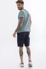 Remera azul marino de manga corta con pequeño estampado en el pecho.