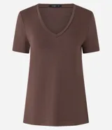 Blusa básica de manga corta con cuello en V, confeccionada en tejido de viscosa con elastano. Presenta un diseño liso y corte ajustado.