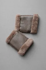 Guantes de cuero marrón con interior y bordes de corderito sintético.