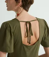 Vestido midi verde militar de algodón, con escote cuadrado, mangas cortas amplias y falda con volantes escalonados.