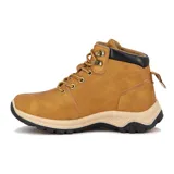 Bota acordonada color camel, con suela de goma negra y detalles en naranja.