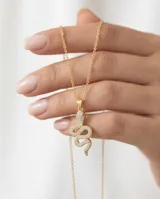 Collar de acero con baño de oro, compuesto por una cadena fina y un dije en forma de serpiente decorado con circonias brillantes.