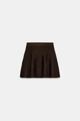 Falda corta de punto color marrón, de tiro alto con cintura elástica y diseño acampanado con pliegues frontales.