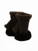 Mitones de gamuza color marrón oscuro, sin dedos, con interior y bordes forrados en piel sintética del mismo tono.