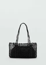 Bolso tipo shopper de diseño trenzado en color negro, con estructura de rejilla y bolsa interior de tela con cierre ajustable. Cuenta con dos asas largas para llevar al hombro.