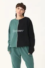 Buzo de cuello redondo combinado en verde y negro con logo retro bordado.