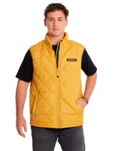Chaleco acolchado de color amarillo con diseño de rombos, cierre frontal completo y cuello alto. Cuenta con el logo de la marca Caterpillar en el pecho y bolsillos laterales.