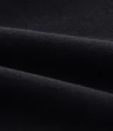 Pantalón de corte recto confeccionado en tejido de algodón y poliéster, con cintura elástica ajustable mediante lazo y bolsillos laterales.