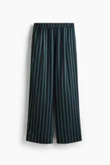 Pantalón de mujer a rayas verticales azul marino y verde, con cintura elástica, bolsillos laterales discretos y bolsillos traseros decorativos. Presenta piernas rectas con pliegues delanteros y traseros.