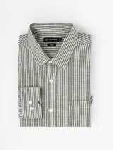 Camisa de manga larga con efecto lino, de diseño a rayas verticales en color beige y gris oscuro, con cuello camisero, cierre frontal de botones y bolsillo aplicado en el pecho.