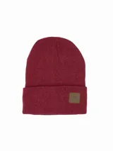 Gorro de lana tipo beanie color bordó con vuelta y parche de cuero sintético con diseño de montaña.