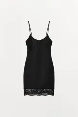 Vestido corto negro confeccionado en mezcla de poliamida, con escote redondo, tirantes finos ajustables y bajo acabado con aplicación de encaje combinado a tono.