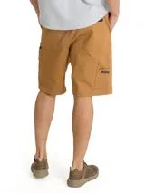 Short cargo Caterpillar color marrón, con bolsillos laterales utilitarios, trabillas para cinturón y etiqueta con logo de la marca.