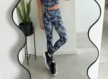 Calza larga deportiva con estampado camuflado en tonos de azul y gris.