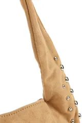 Cartera negra de poliéster con diseño de tachas metálicas plateadas en los bordes y en la correa. Tiene cierre superior y un compartimento principal.