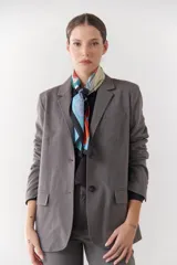 Blazer negro de poliéster, viscosa y spandex, con forro animal print, hombreras, botones frontales y en mangas.