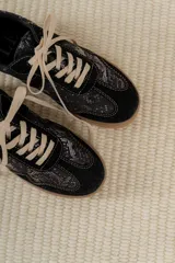 Championes urbanos de diseño acolchado, combinando tonos marrones, beige y detalles metalizados con textura. Cuentan con cordones al tono y suela de goma color caramelo.