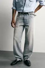 Pantalón denim de corte recto desde la cadera hasta el tobillo, de tiro medio y color celeste claro con efecto lavado. Cuenta con diseño clásico de cinco bolsillos y cierre frontal con cremallera y botón metálico.