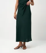 Pollera midi de corte evasê confeccionada en crepé de viscosa, con cintura lisa y ruedo amplio con movimiento.