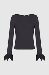 Blusa negra de manga larga, corte ajustado y escote bote. Cuenta con detalle de lazos o nudos en los puños.