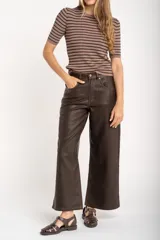 Sweater de punto acanalado color beige con hilos metalizados, de manga corta y escote redondo, corte ajustado al cuerpo.