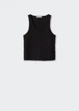 Musculosa negra con textura arrugada y cuello redondo.
