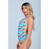 Malla enteriza con estampado tropical de palmeras en tonos celestes, rosas y negros. Presenta un diseño con escote en V, breteles finos y detalle de volados en la zona de la cadera.