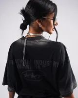 Remera negra con efecto deslavado acid wash, corte oversize y mangas cortas. Presenta un pequeño estampado frontal en el pecho.