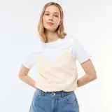 Camiseta de tirantes color beige, con escote en V decorado con detalle de encaje y tirantes finos ajustables.